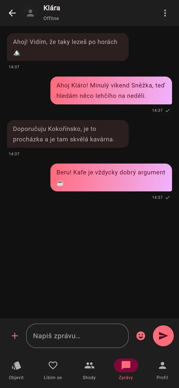 Konverzace v aplikaci Connecta mezi dvěma lidmi, kteří si domlouvají výlet, s indikátorem odeslání u odchozích zpráv.