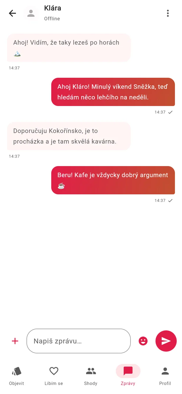 Konverzace v aplikaci Connecta mezi dvěma lidmi, kteří si domlouvají výlet, s indikátorem odeslání u odchozích zpráv.